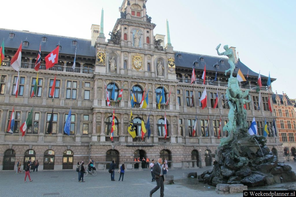 Het stadhuis van Antwerpen op de Grote Markt stamt uit 1564. Het gebouw staat op de wereldcultuurerfgoed lijst van UNESCO. Tips: De bezienswaardigheden van Antwerpen.